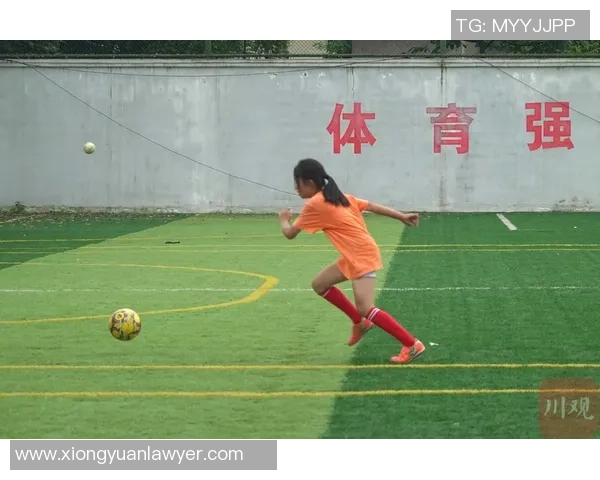 足球巨星转身地球：从绿茵场到全球舞台的精彩跨越与传奇人生